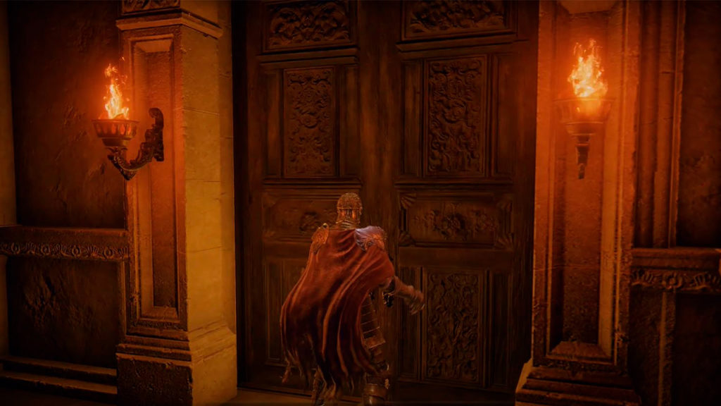 puerta con antorchas